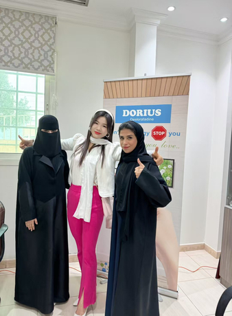 Sara avec Hissa foto In Saudi.jpg